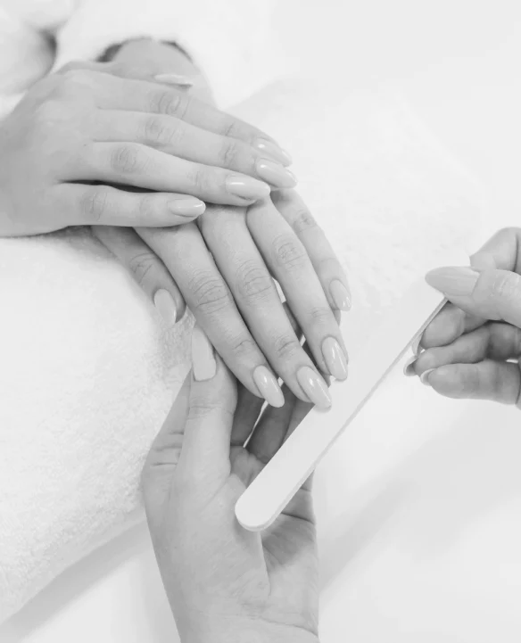 Démonstration d’une manucure nude avec limage des ongles